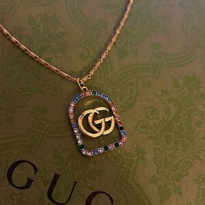 𝐆𝐔𝐂𝐂𝐈 𝐏𝐄𝐍𝐃𝐀𝐍𝐓 𝐇𝐀𝐍𝐃𝐌𝐀𝐃𝐄 𝐈𝐍𝐓𝐎 𝐍𝐄𝐂𝐊𝐋𝐀𝐂𝐄